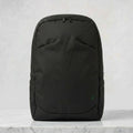 Nachhaltiger City- und Alltagsrucksack sowie Businessrucksack in Schwarz für Alltag, Städtetouren und Reisen – Firona City Backpack aus Recycling-Gewebe mit subtilem Pine Green Logo.