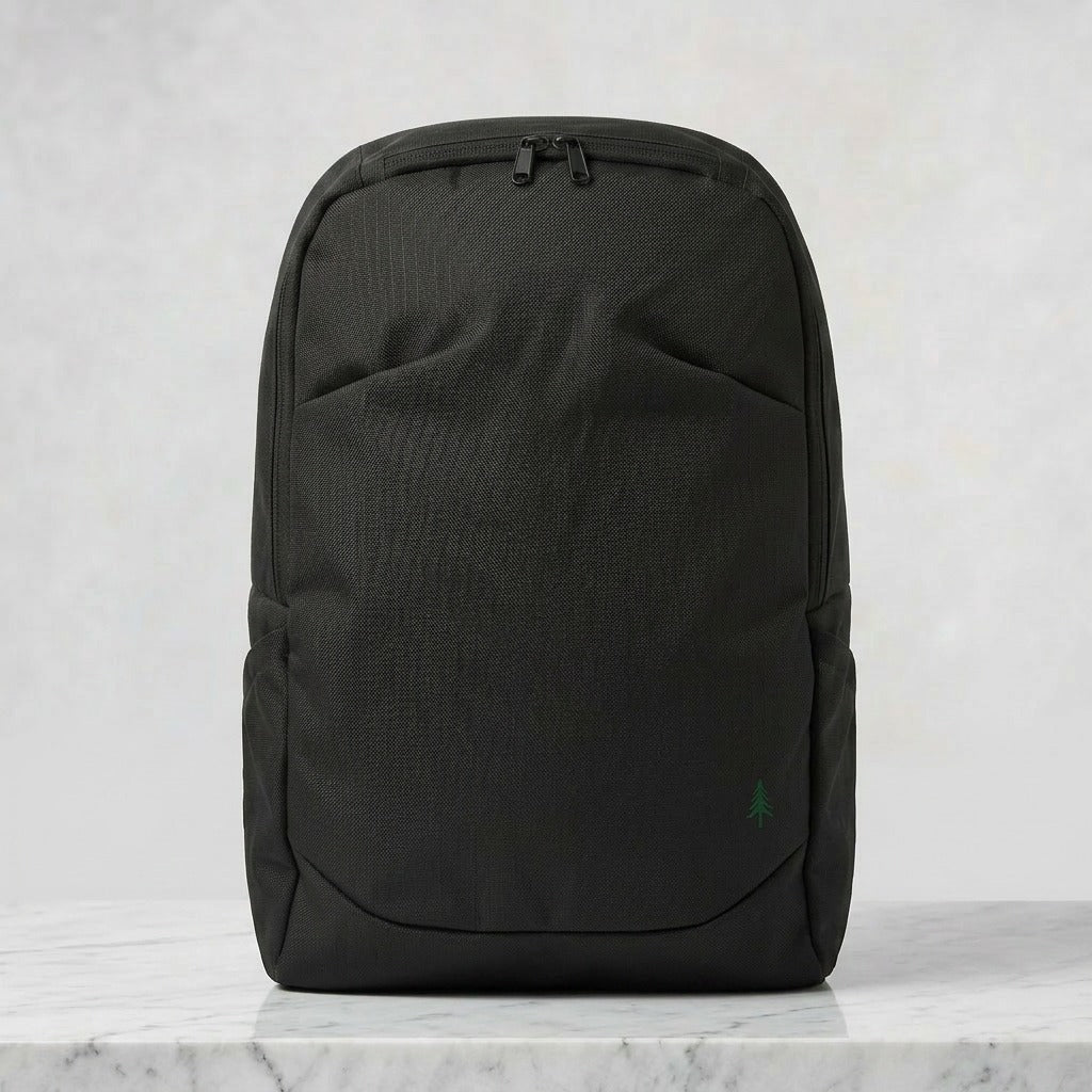 Nachhaltiger City- und Alltagsrucksack sowie Businessrucksack in Schwarz für Alltag, Städtetouren und Reisen – Firona City Backpack aus Recycling-Gewebe mit subtilem Pine Green Logo.