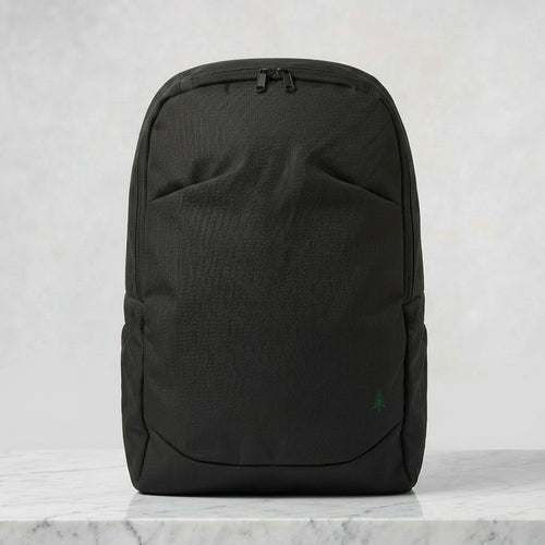 Nachhaltiger City- und Alltagsrucksack sowie Businessrucksack in Schwarz für Alltag, Städtetouren und Reisen – Firona City Backpack aus Recycling-Gewebe mit subtilem Pine Green Logo.