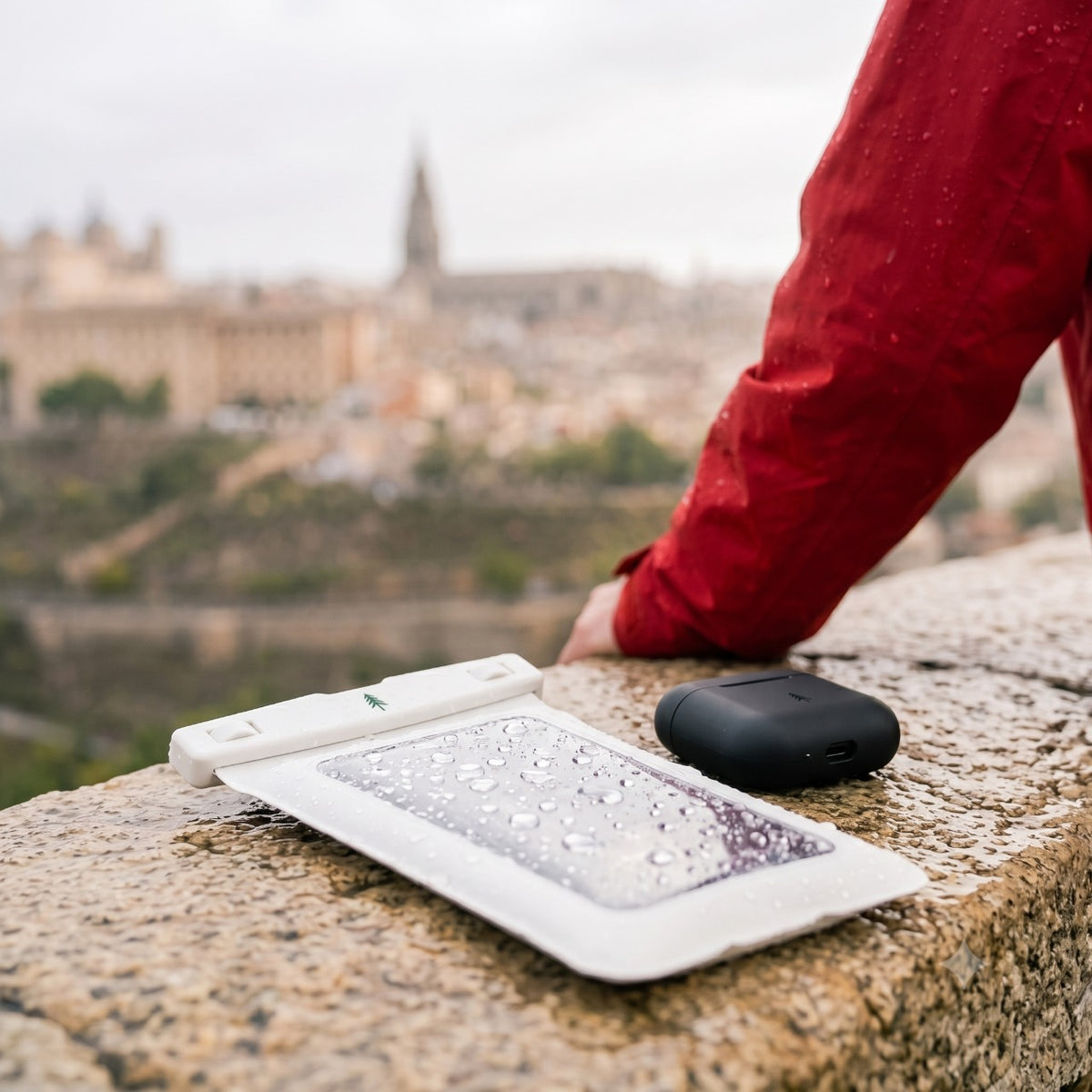 Phone Pouch in weiß als professioneller wasserdichter Handyschutz für moderne Smartphones