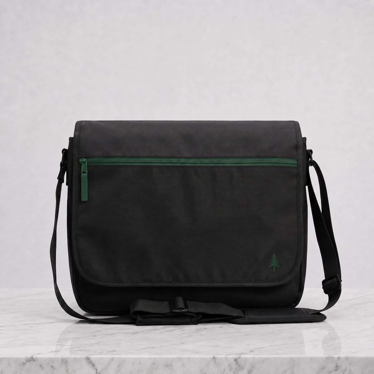 Minimalistische Reise, Alltags und Business Messenger Bag – Hochwertige schwarze und komfortable Schultertasche mit matten Details für souveränes Understatement.