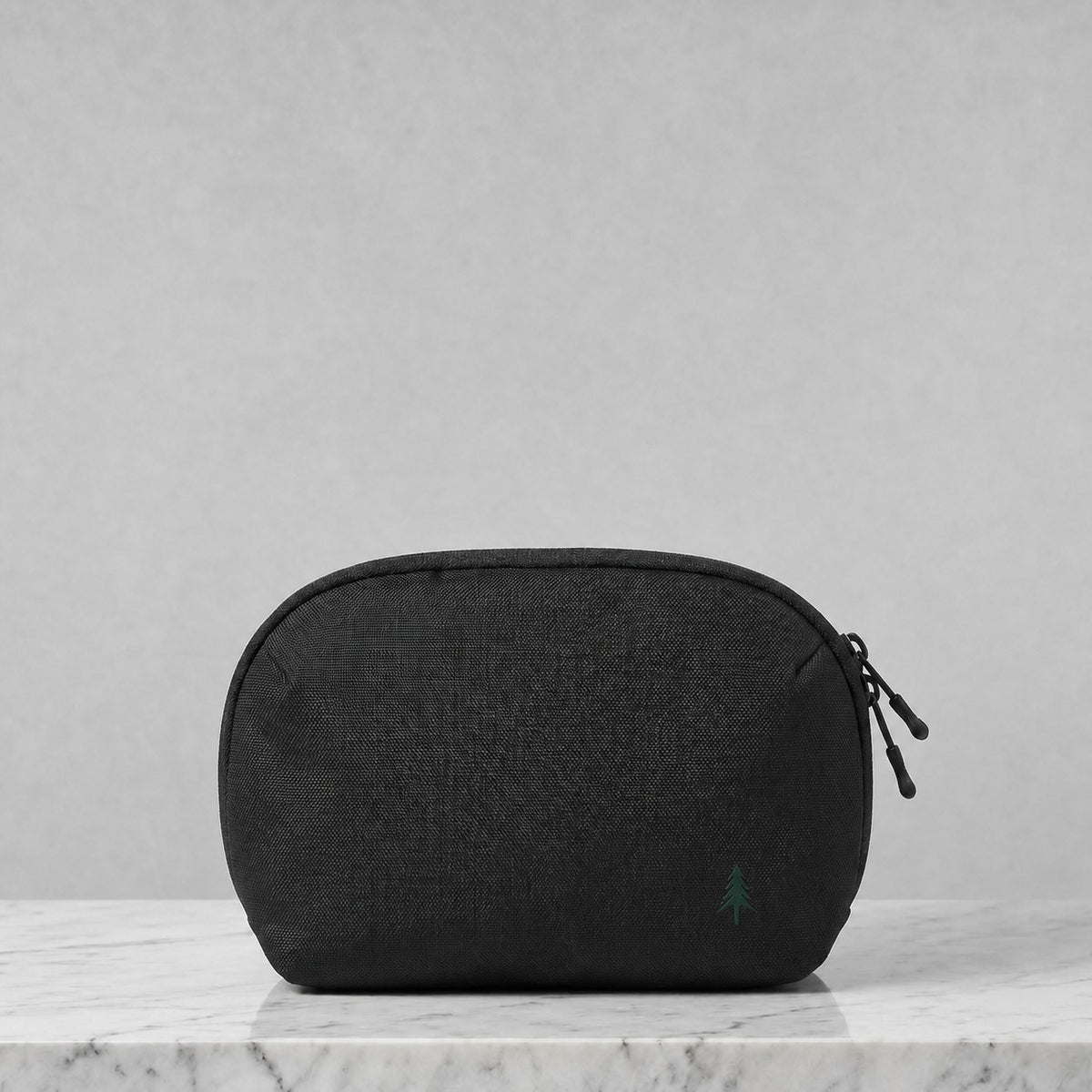 Minimalistischer und nachhaltiger schwarzer Organizer für Schlüssel, Kleingeld, Tech-Zubehör und Kabel – Der Firona Organizer Pouch für souveräne Organisation und Ordnung unterwegs im Urban Outdoor Look.