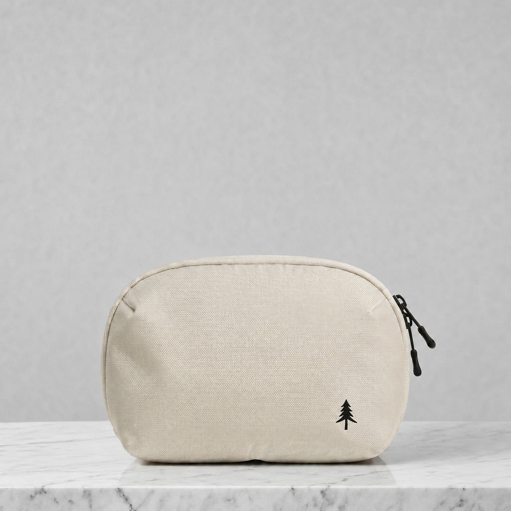 Komfortabler und nachhaltiger weißer Organizer für Schlüssel, Kleingeld, Tech-Zubehör und Kabel – Der Firona Organizer Pouch für legere Organisation und Ordnung unterwegs.