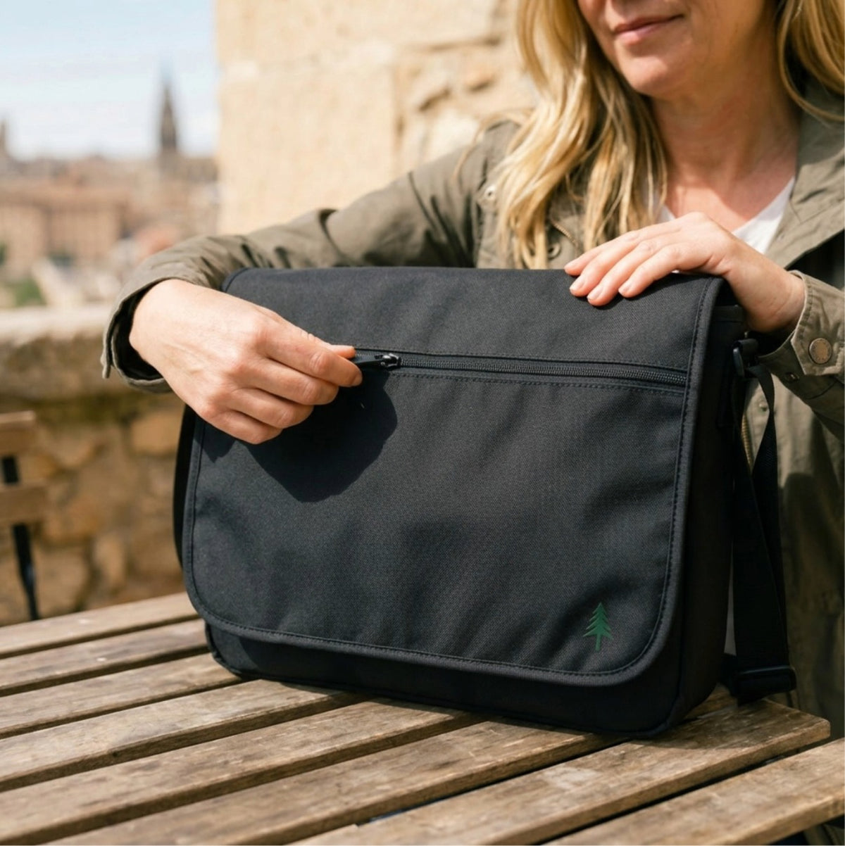 Nahaufnahme des Verschlusses der Messenger Bag im edlen Firona Stil für Städtereisen und Alltag als Umhängetasche.